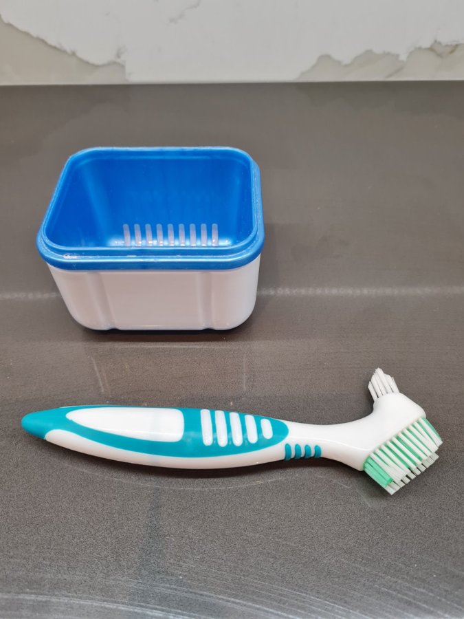 How to clean aligners – a denture case and brush